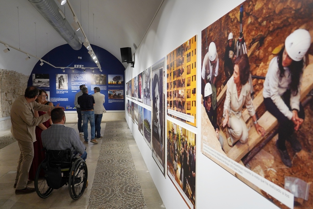 Inauguración de la exposición fotográfica 'Un recorrido por cuatro décadas de actualidad en Castilla y León'.