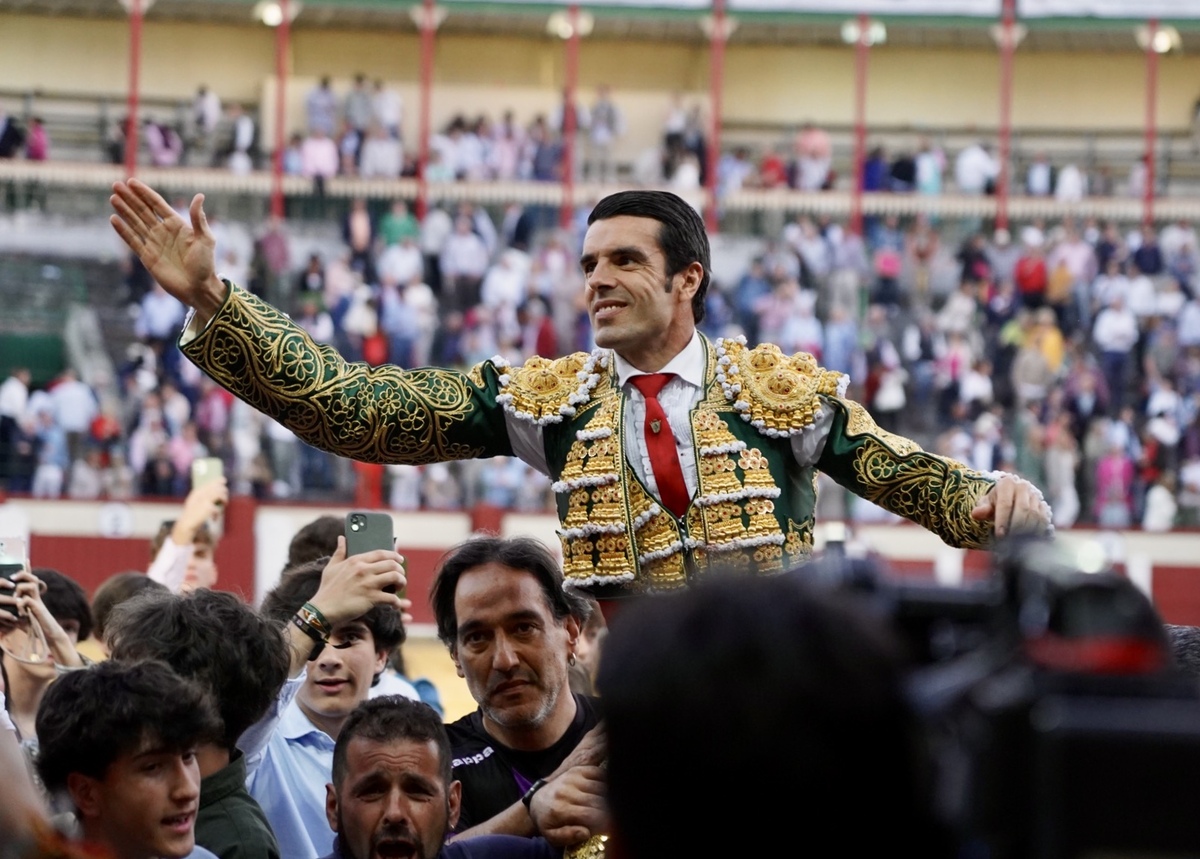 Salida a hombros de Emilio de Justa en la Feria taurina De San Pedro Regalado.  / LETICIA PÉREZ / ICAL