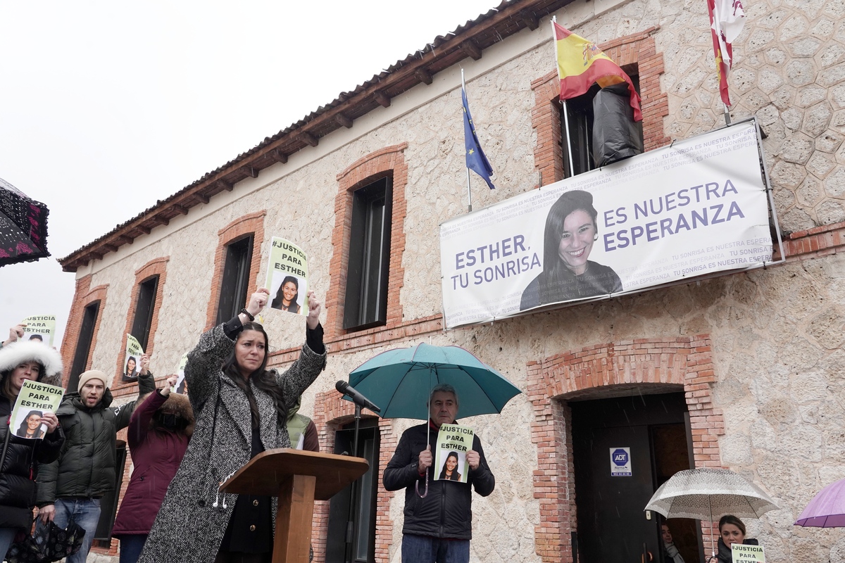 La localidad vallisoletana de Traspinedo celebra una concentración para pedir justicia para Esther López, cuando se cumplen dos años de su desaparición y muerte, bajo el lema ‘Dos años sin ti. Dos años sin Justicia’.  / MIRIAM CHACÓN / ICAL