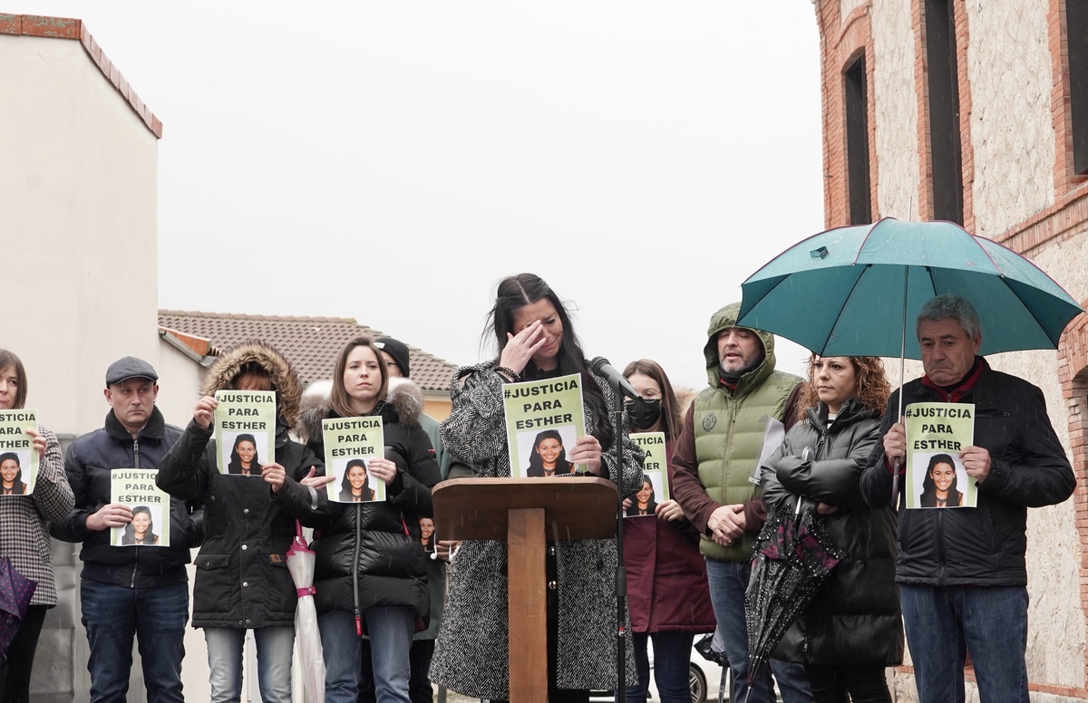 La localidad vallisoletana de Traspinedo celebra una concentración para pedir justicia para Esther López, cuando se cumplen dos años de su desaparición y muerte, bajo el lema ‘Dos años sin ti. Dos años sin Justicia’.  / MIRIAM CHACÓN / ICAL