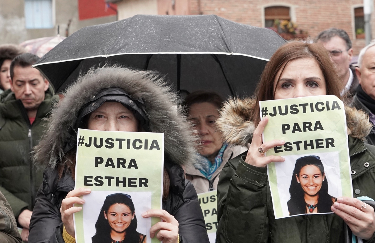 La localidad vallisoletana de Traspinedo celebra una concentración para pedir justicia para Esther López, cuando se cumplen dos años de su desaparición y muerte, bajo el lema ‘Dos años sin ti. Dos años sin Justicia’.  / MIRIAM CHACÓN / ICAL