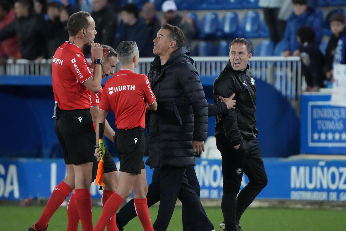 Imágenes del Alavés-Real Valladolid.  / EFE