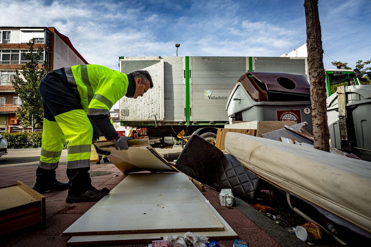 Recogida de enseres abandonados por el servicio de limpieza