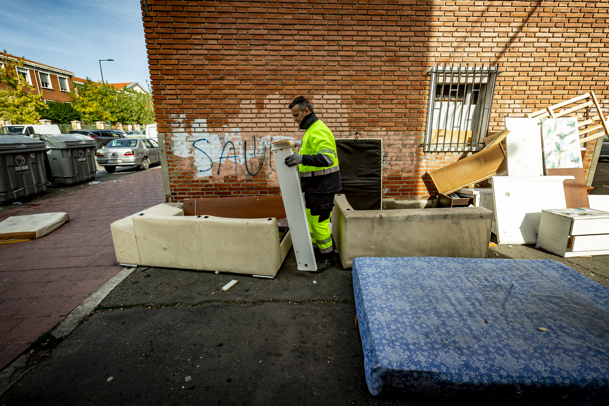 Recogida de enseres abandonados por el servicio de limpieza  / JONATHAN TAJES