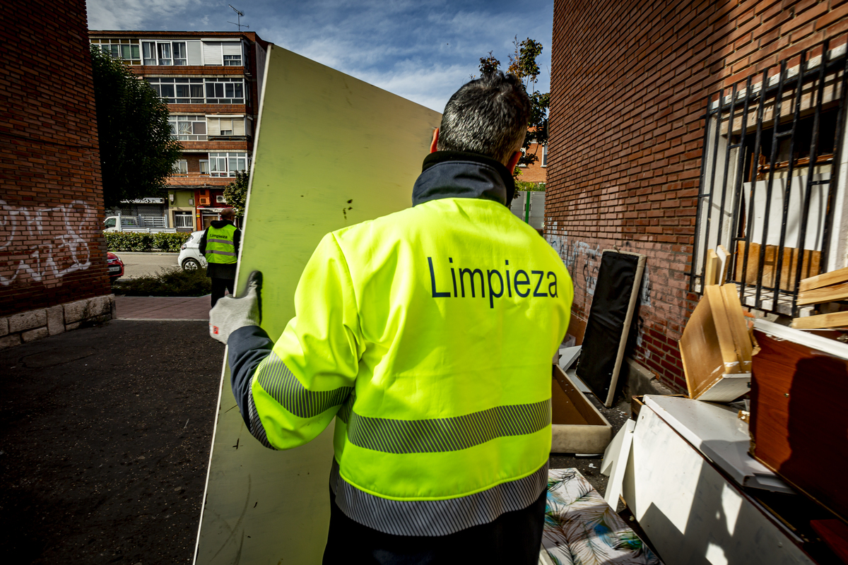 Recogida de enseres abandonados por el servicio de limpieza  / JONATHAN TAJES