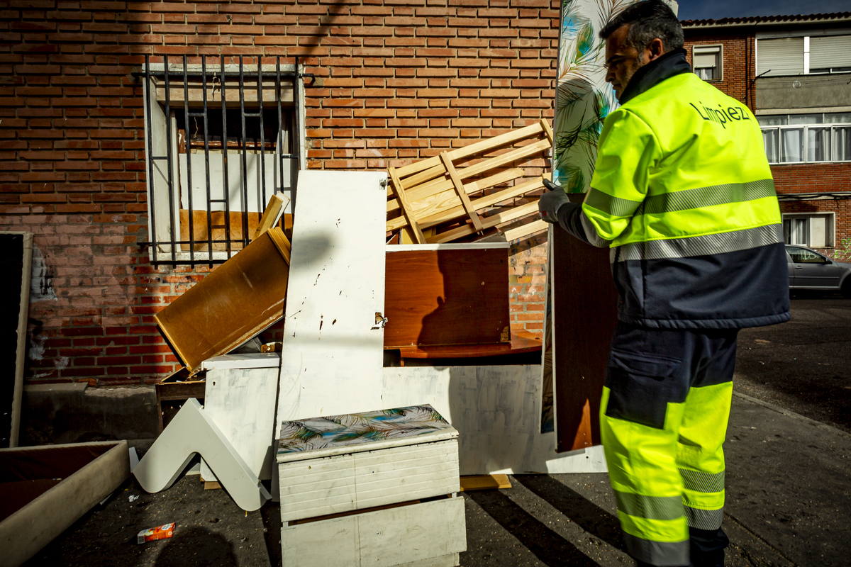 Recogida de enseres abandonados por el servicio de limpieza  / JONATHAN TAJES