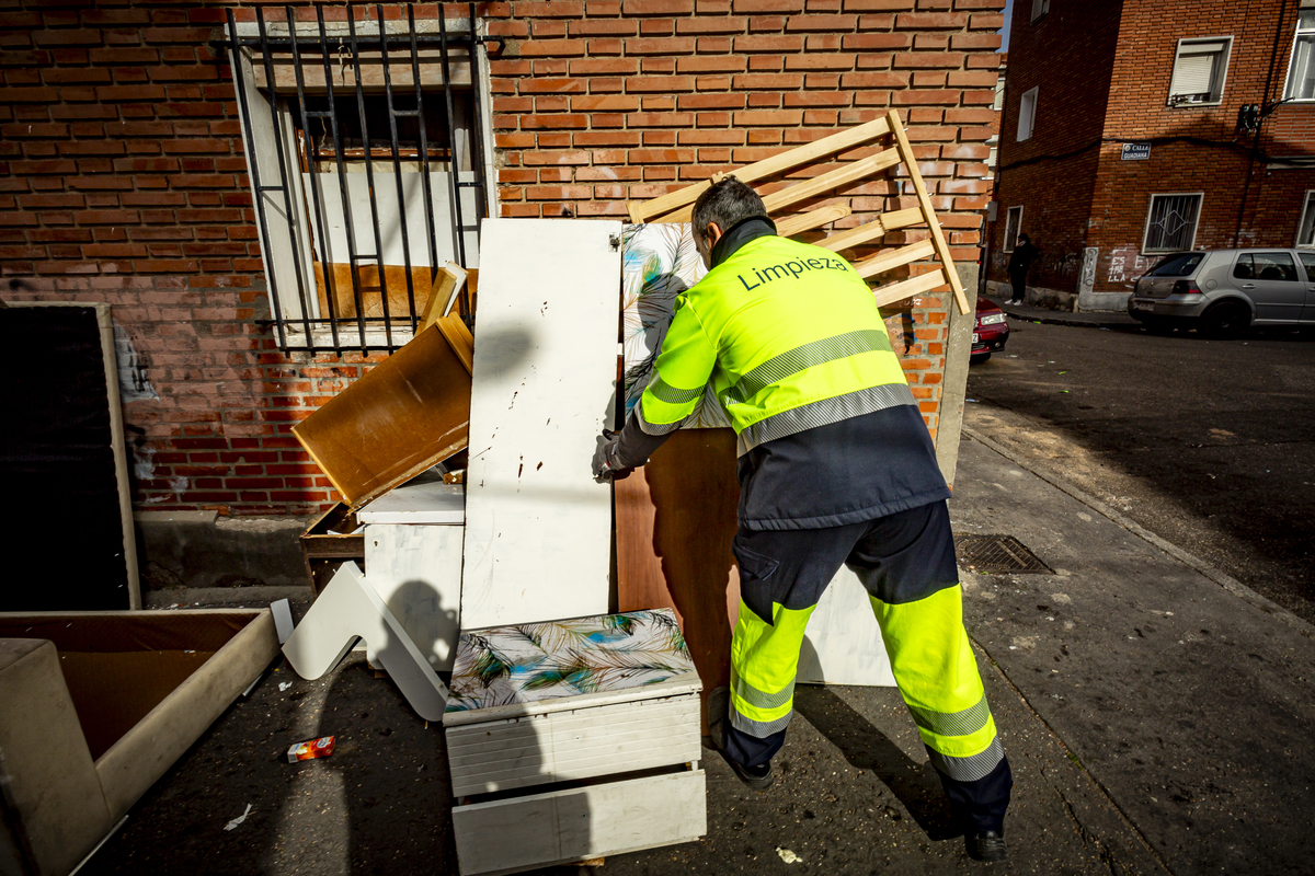 Recogida de enseres abandonados por el servicio de limpieza  / JONATHAN TAJES