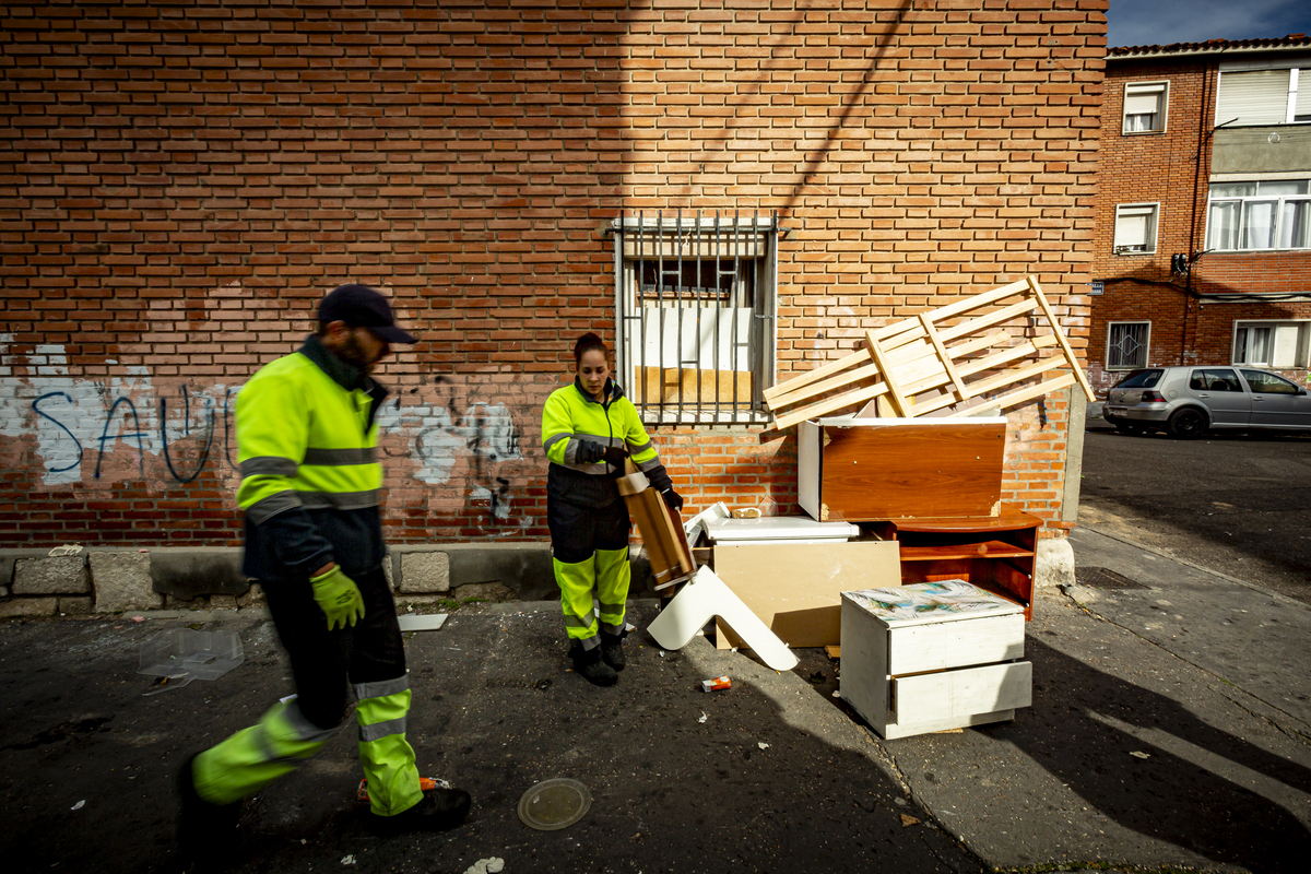 Recogida de enseres abandonados por el servicio de limpieza  / JONATHAN TAJES