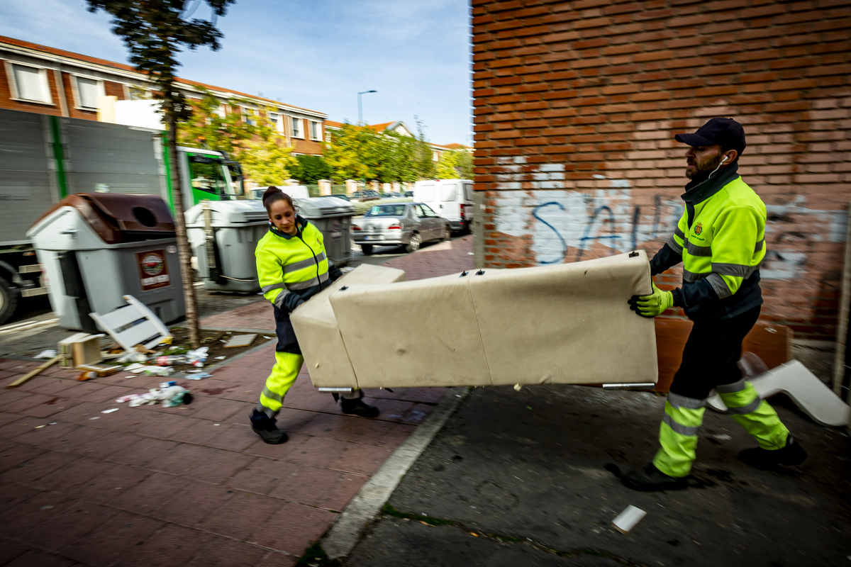 Recogida de enseres abandonados por el servicio de limpieza  / JONATHAN TAJES