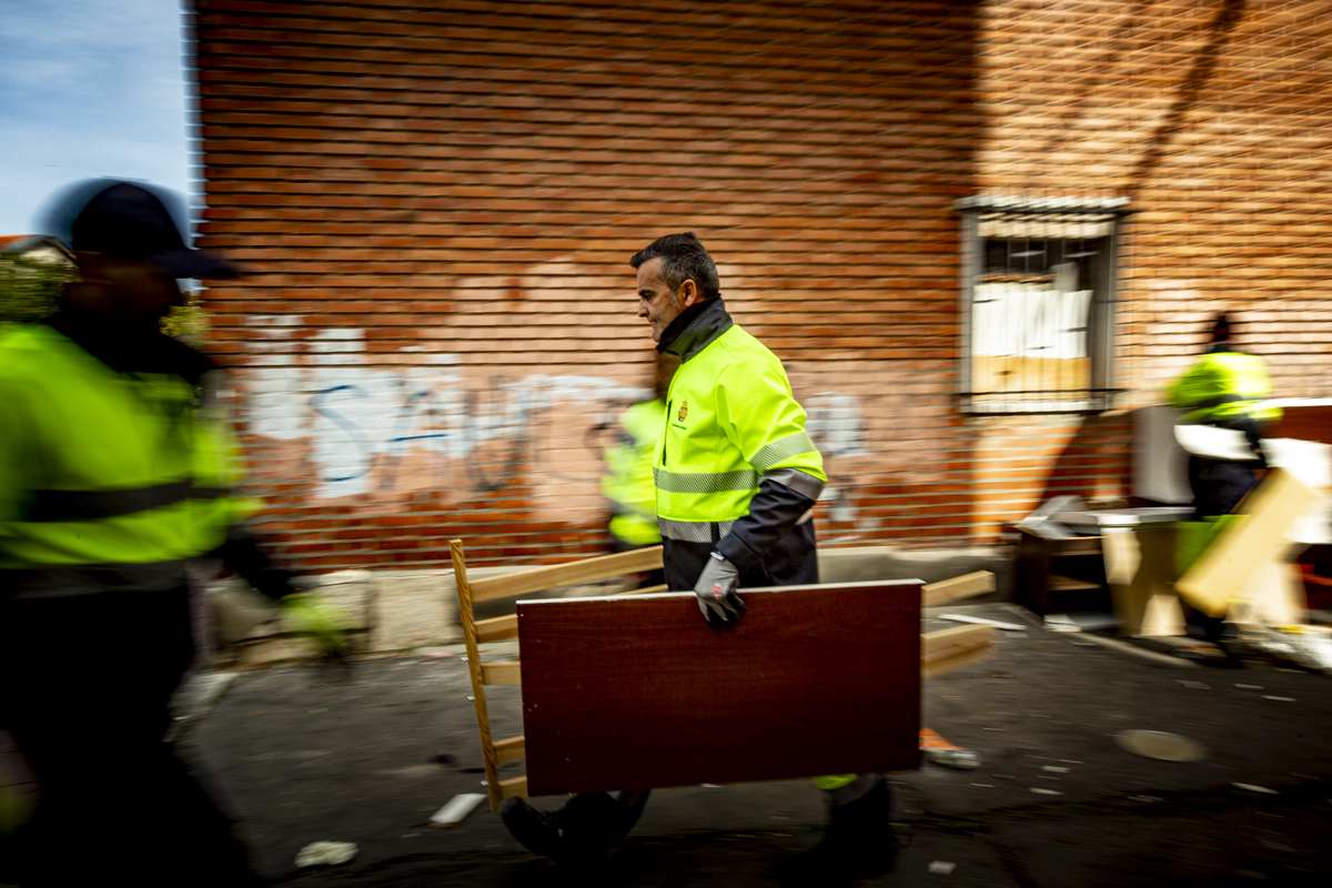 Recogida de enseres abandonados por el servicio de limpieza  / JONATHAN TAJES