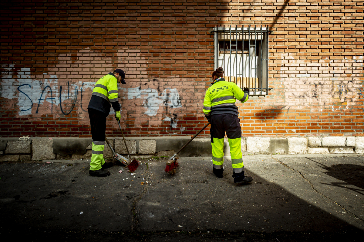 Recogida de enseres abandonados por el servicio de limpieza  / JONATHAN TAJES