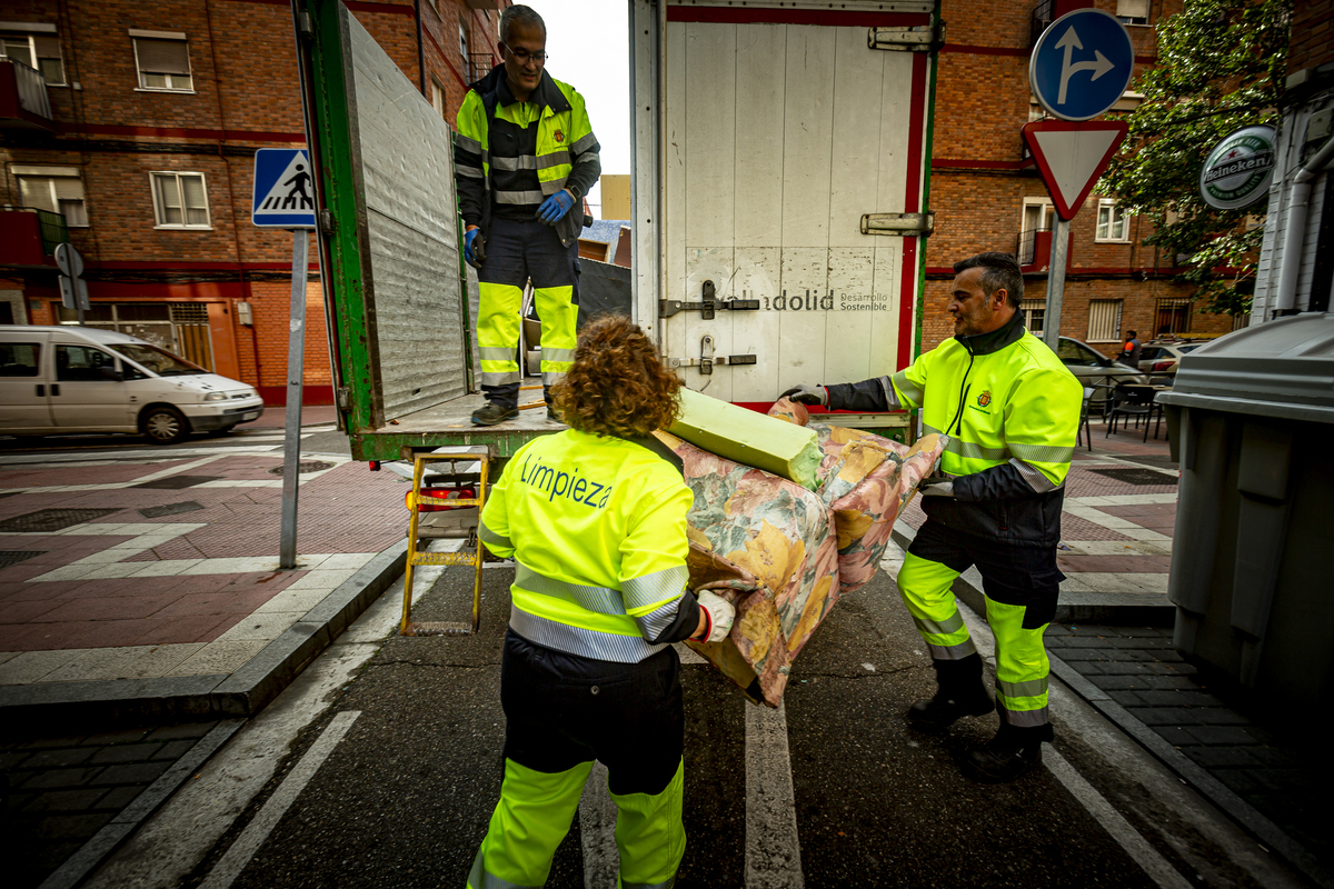 Recogida de enseres abandonados por el servicio de limpieza  / JONATHAN TAJES