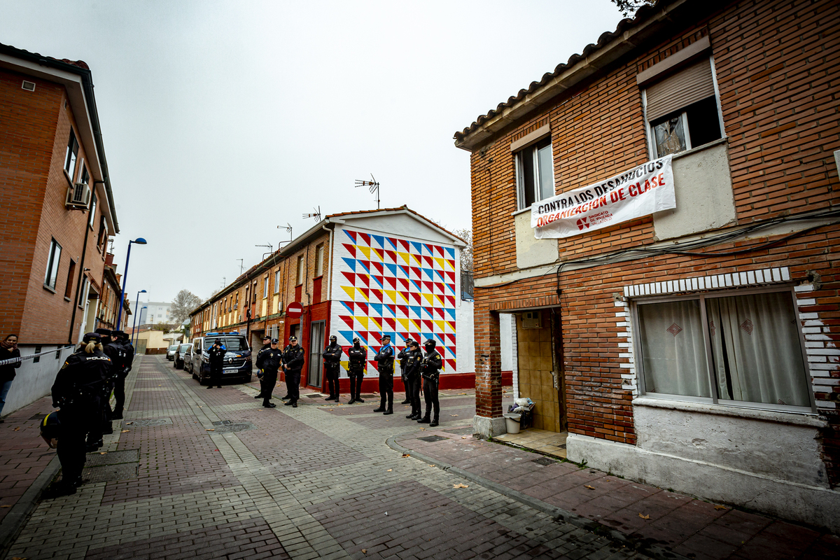 Frenan el desahucio previsto en la calle Batuecas  / JONATHAN TAJES