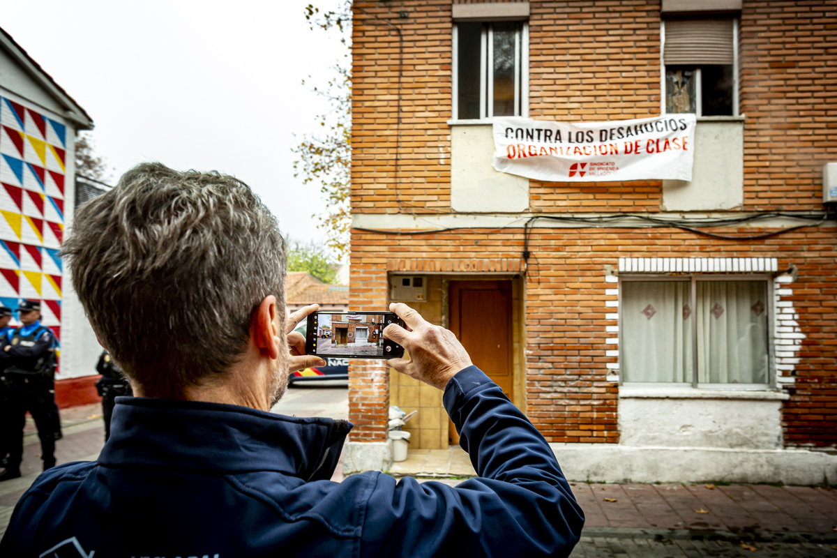 Frenan el desahucio previsto en la calle Batuecas  / JONATHAN TAJES