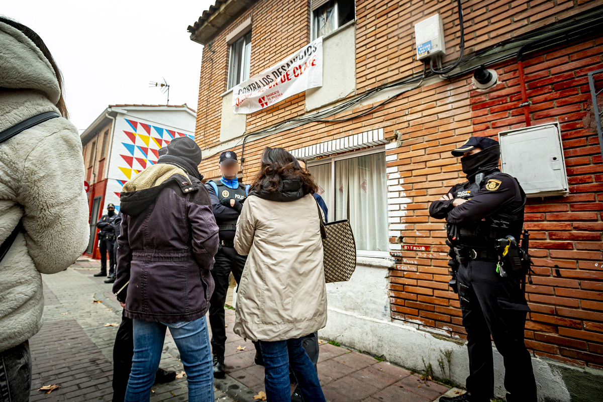 Frenan el desahucio previsto en la calle Batuecas  / JONATHAN TAJES