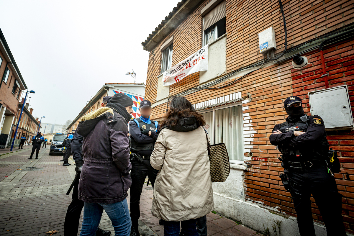 Frenan el desahucio previsto en la calle Batuecas  / JONATHAN TAJES