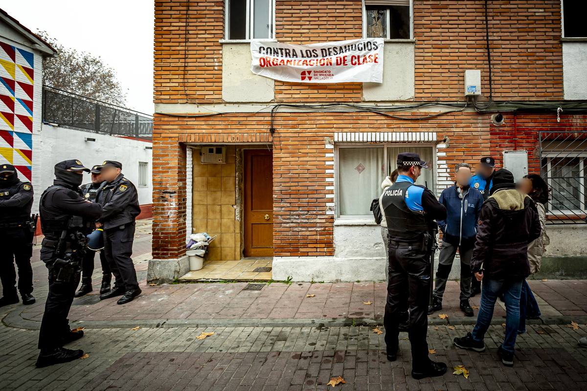 Frenan el desahucio previsto en la calle Batuecas  / JONATHAN TAJES