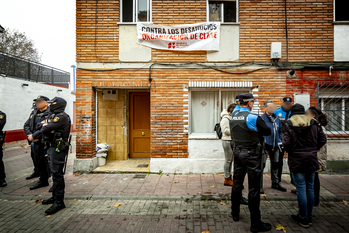 Frenan el desahucio previsto en la calle Batuecas  / JONATHAN TAJES