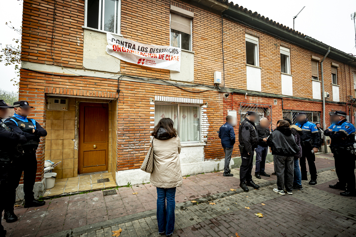 Frenan el desahucio previsto en la calle Batuecas  / JONATHAN TAJES