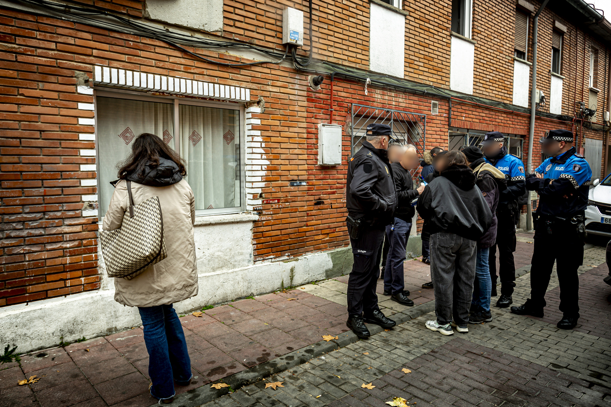 Frenan el desahucio previsto en la calle Batuecas  / JONATHAN TAJES