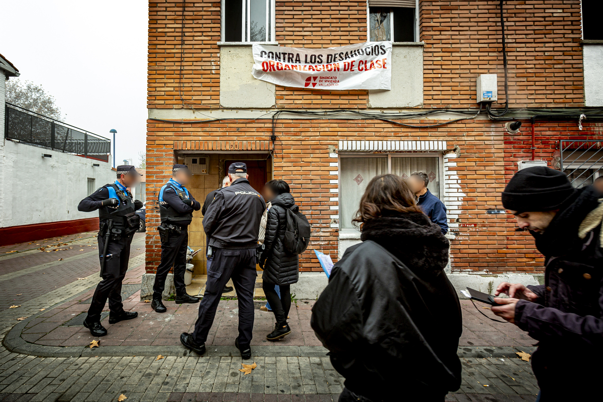 Frenan el desahucio previsto en la calle Batuecas  / JONATHAN TAJES