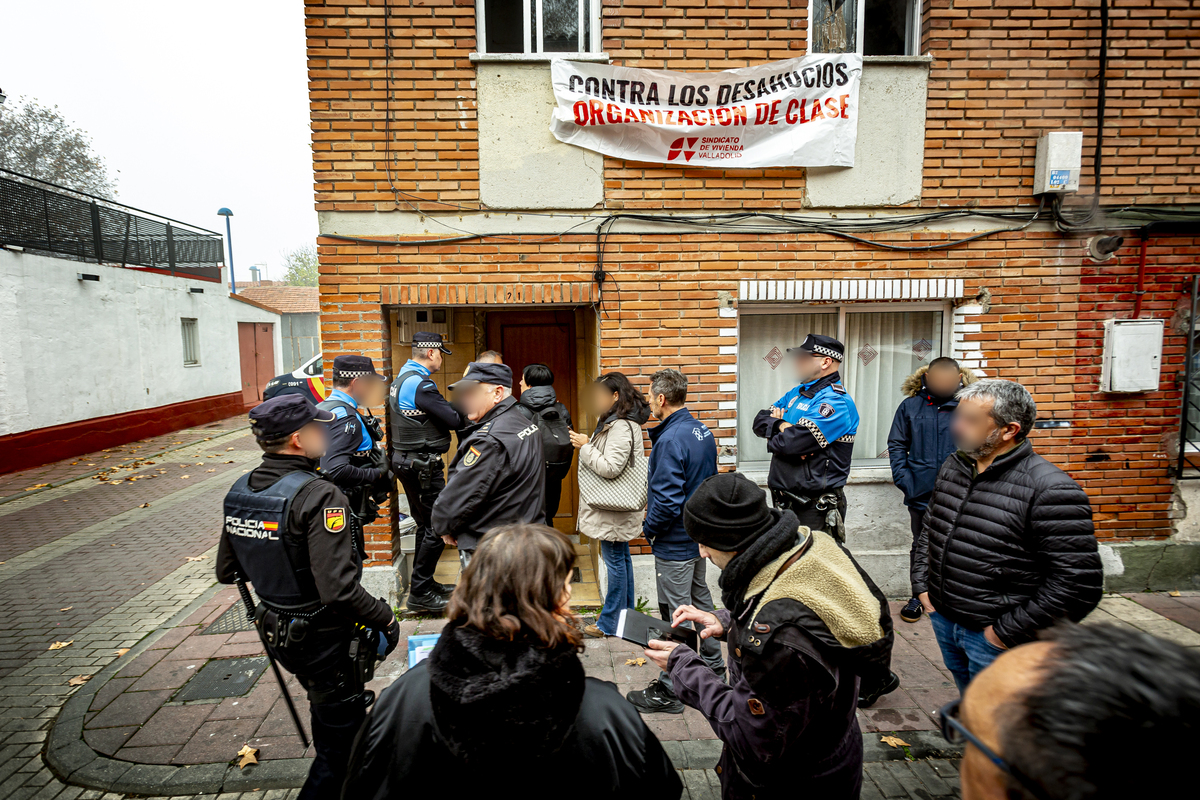 Frenan el desahucio previsto en la calle Batuecas  / JONATHAN TAJES