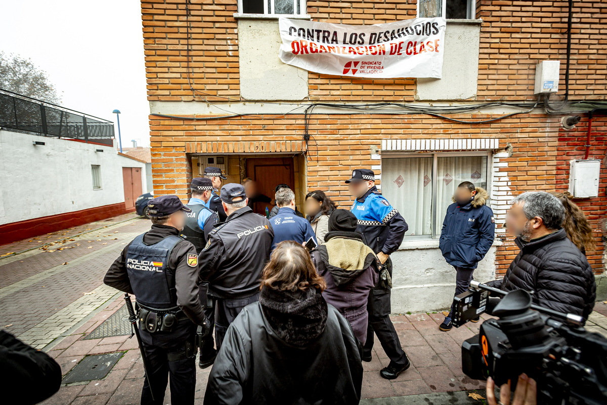 Frenan el desahucio previsto en la calle Batuecas  / JONATHAN TAJES