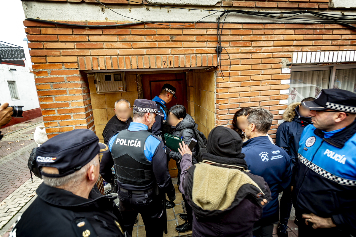 Frenan el desahucio previsto en la calle Batuecas  / JONATHAN TAJES