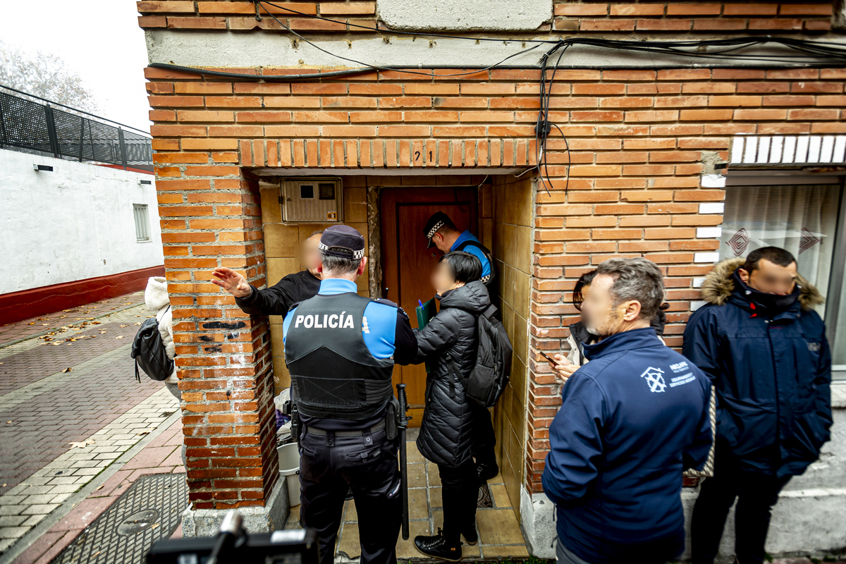 Frenan el desahucio previsto en la calle Batuecas  / JONATHAN TAJES