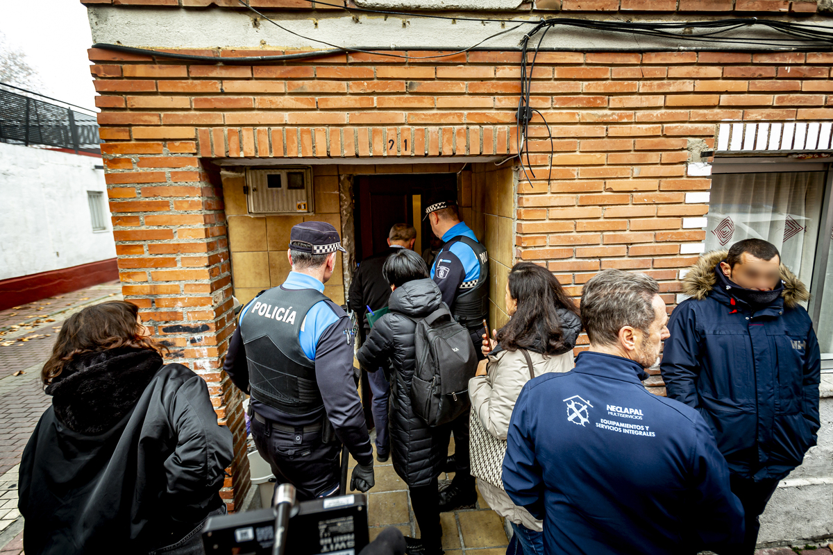 Frenan el desahucio previsto en la calle Batuecas  / JONATHAN TAJES