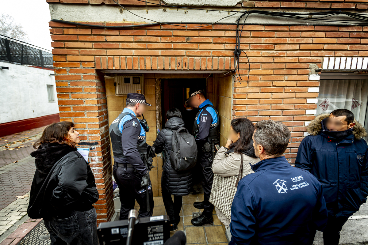 Frenan el desahucio previsto en la calle Batuecas  / JONATHAN TAJES