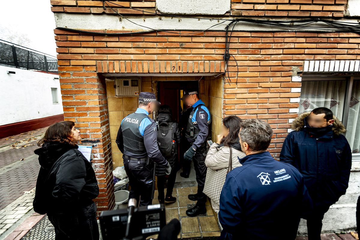 Frenan el desahucio previsto en la calle Batuecas  / JONATHAN TAJES