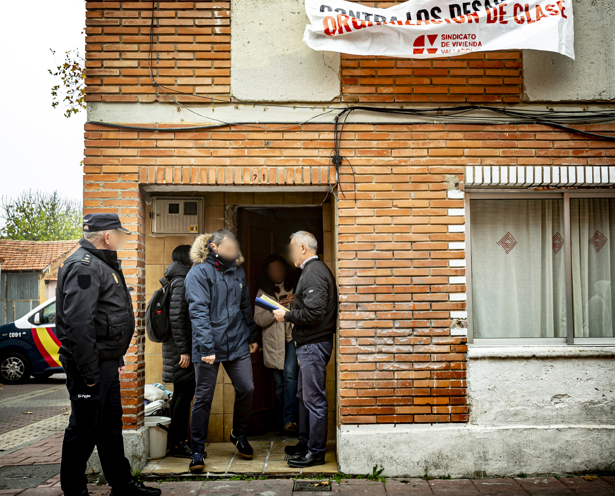 Frenan el desahucio previsto en la calle Batuecas  / JONATHAN TAJES