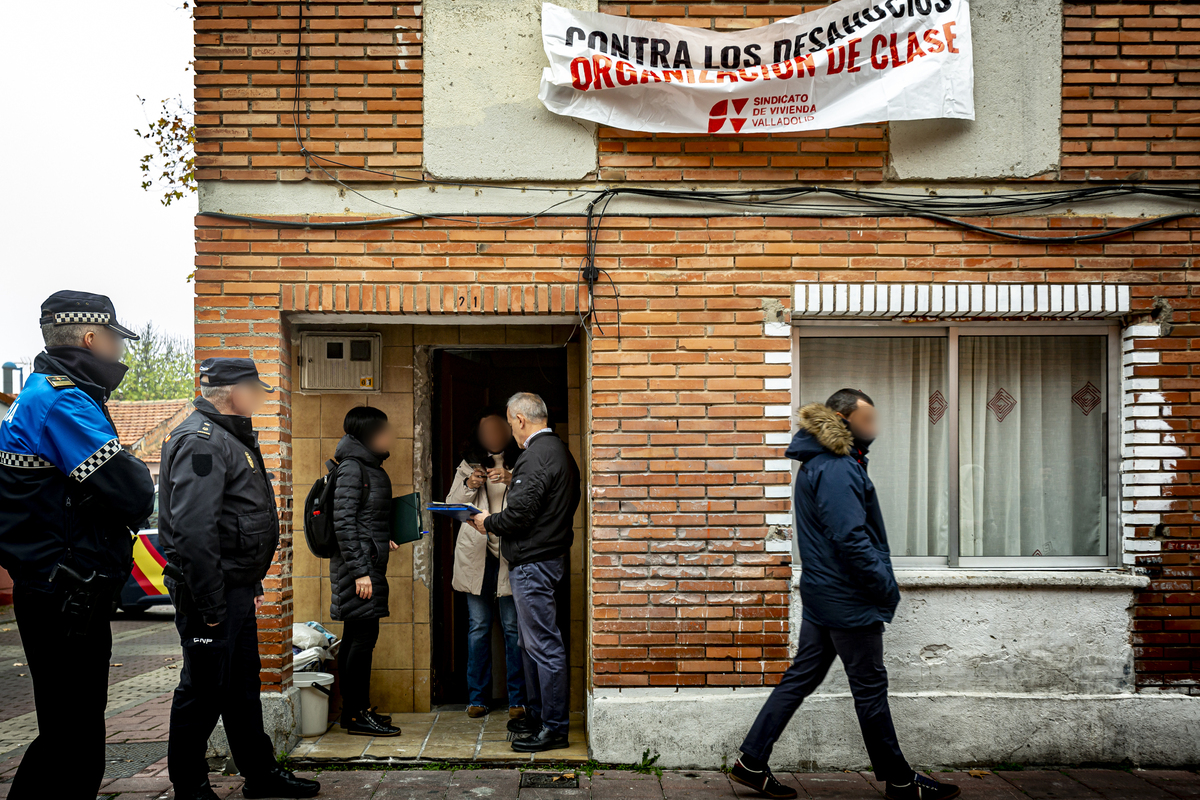 Frenan el desahucio previsto en la calle Batuecas  / JONATHAN TAJES