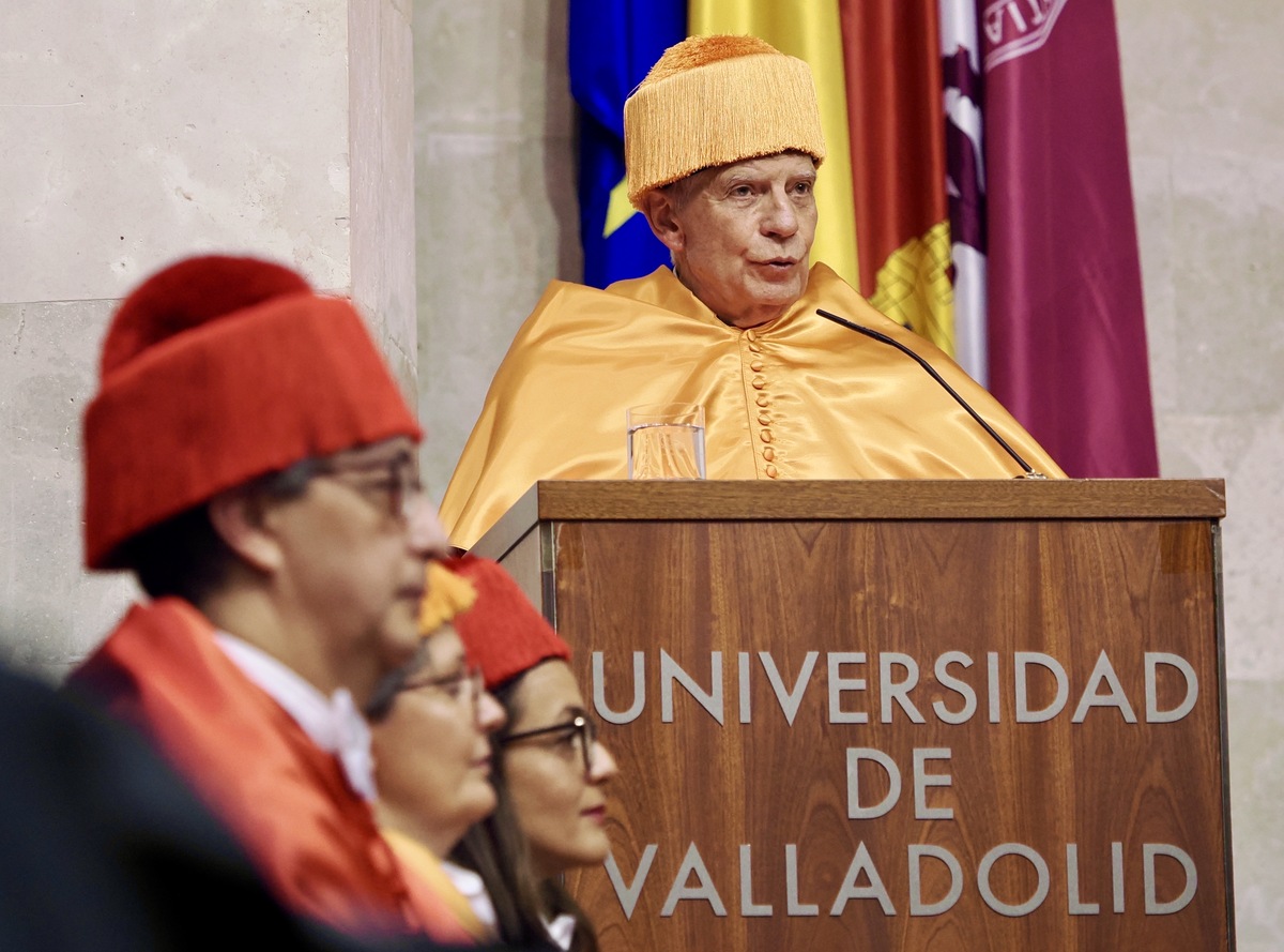 La Universidad de Valladolid inviste Doctor Honoris Causa a Josep Borrell  / R.VALTERO / ICAL