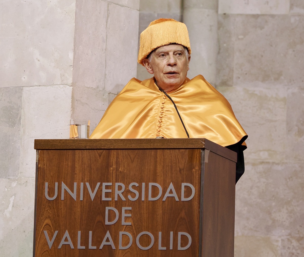 La Universidad de Valladolid inviste Doctor Honoris Causa a Josep Borrell  / R.VALTERO / ICAL