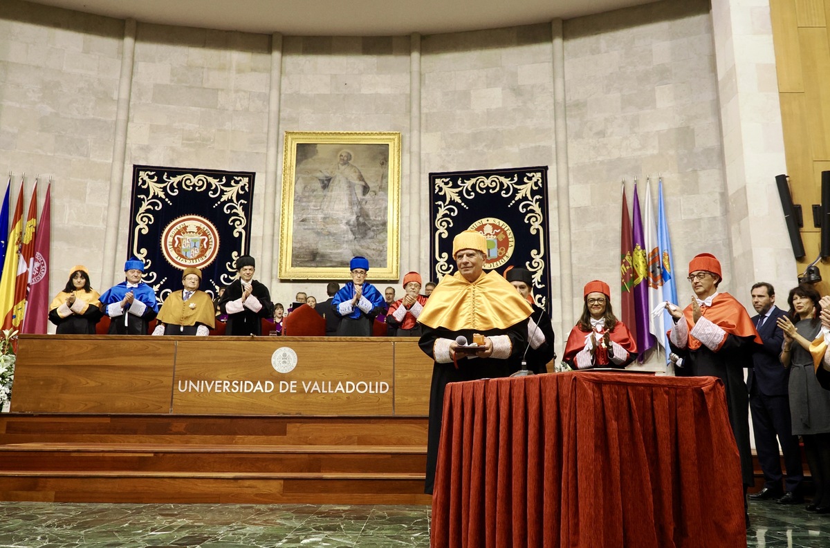 La Universidad de Valladolid inviste Doctor Honoris Causa a Josep Borrell  / R.VALTERO / ICAL