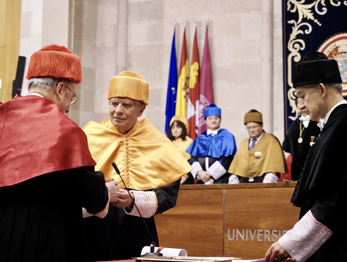 La Universidad de Valladolid inviste Doctor Honoris Causa a Josep Borrell  / R.VALTERO / ICAL