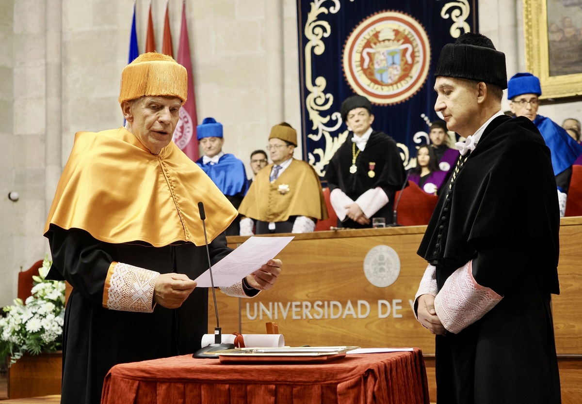 La Universidad de Valladolid inviste Doctor Honoris Causa a Josep Borrell  / R.VALTERO / ICAL