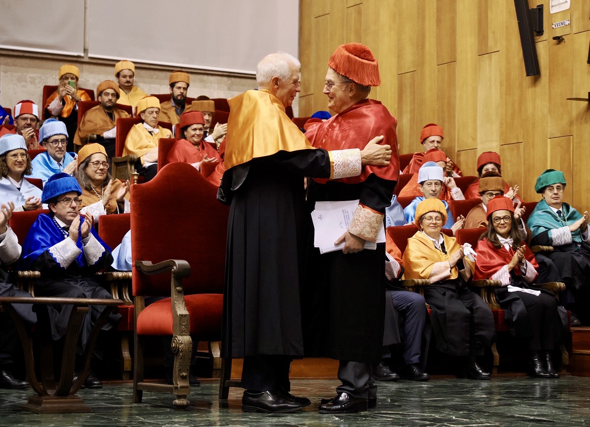 La Universidad de Valladolid inviste Doctor Honoris Causa a Josep Borrell  / R.VALTERO / ICAL