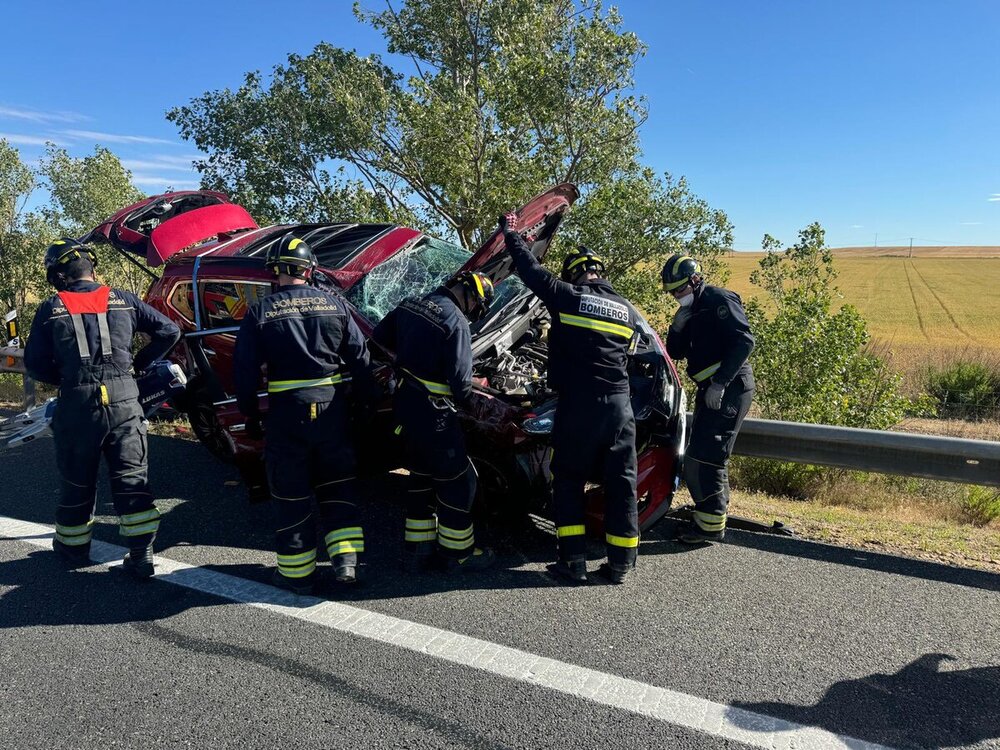 Bomberos de la Diputación de Valladolid durante su intervención en un accidente producido en la A-6.