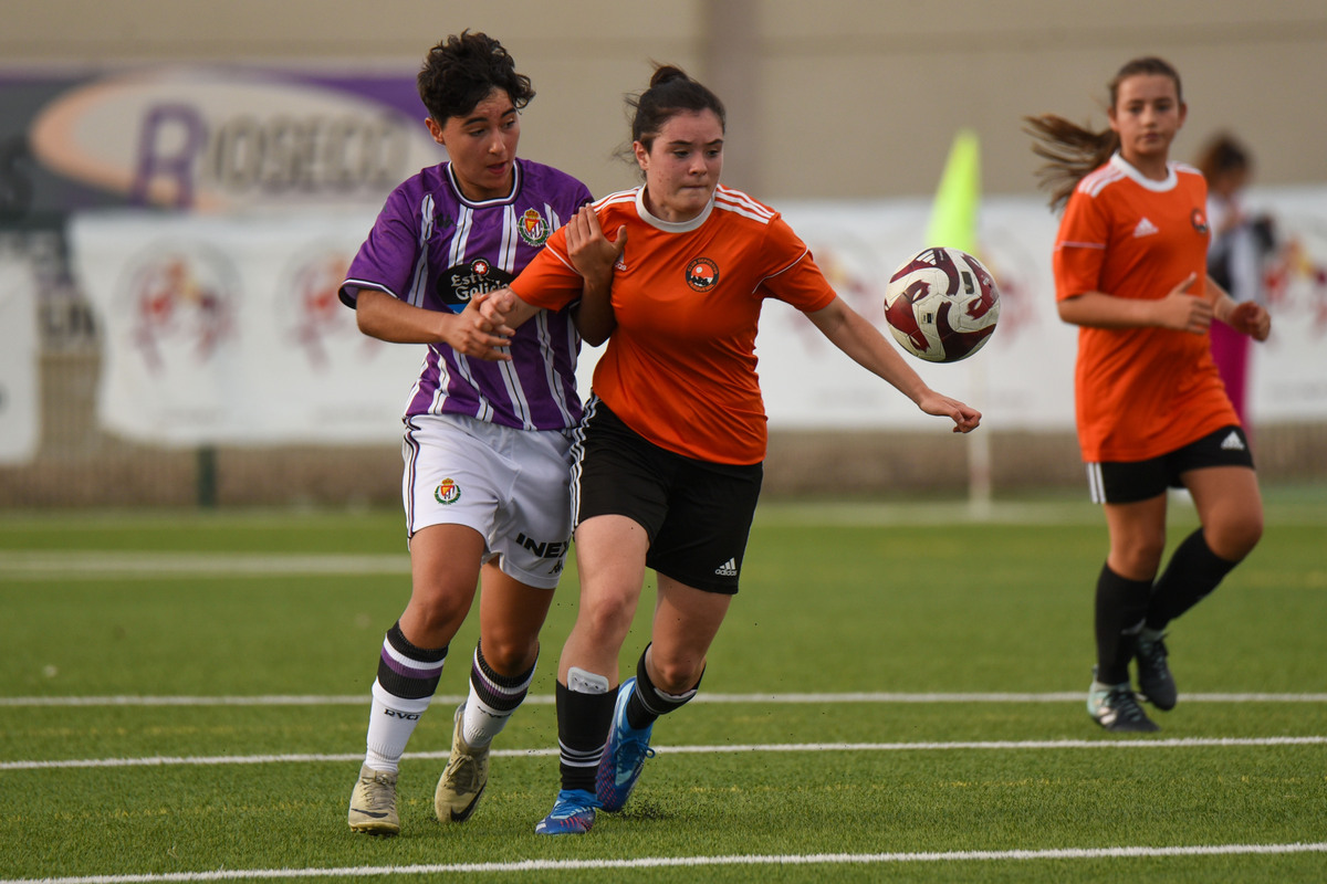 Final del IV Trofeo Diputación de fútbol femenino en Villanubla.  / ADRIAN ORDONEZ