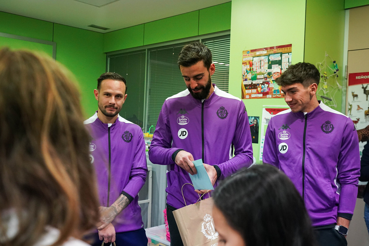 Visita del Real Valladolid a los hospitales de la ciudad.  / REALVALLADOLID.ES