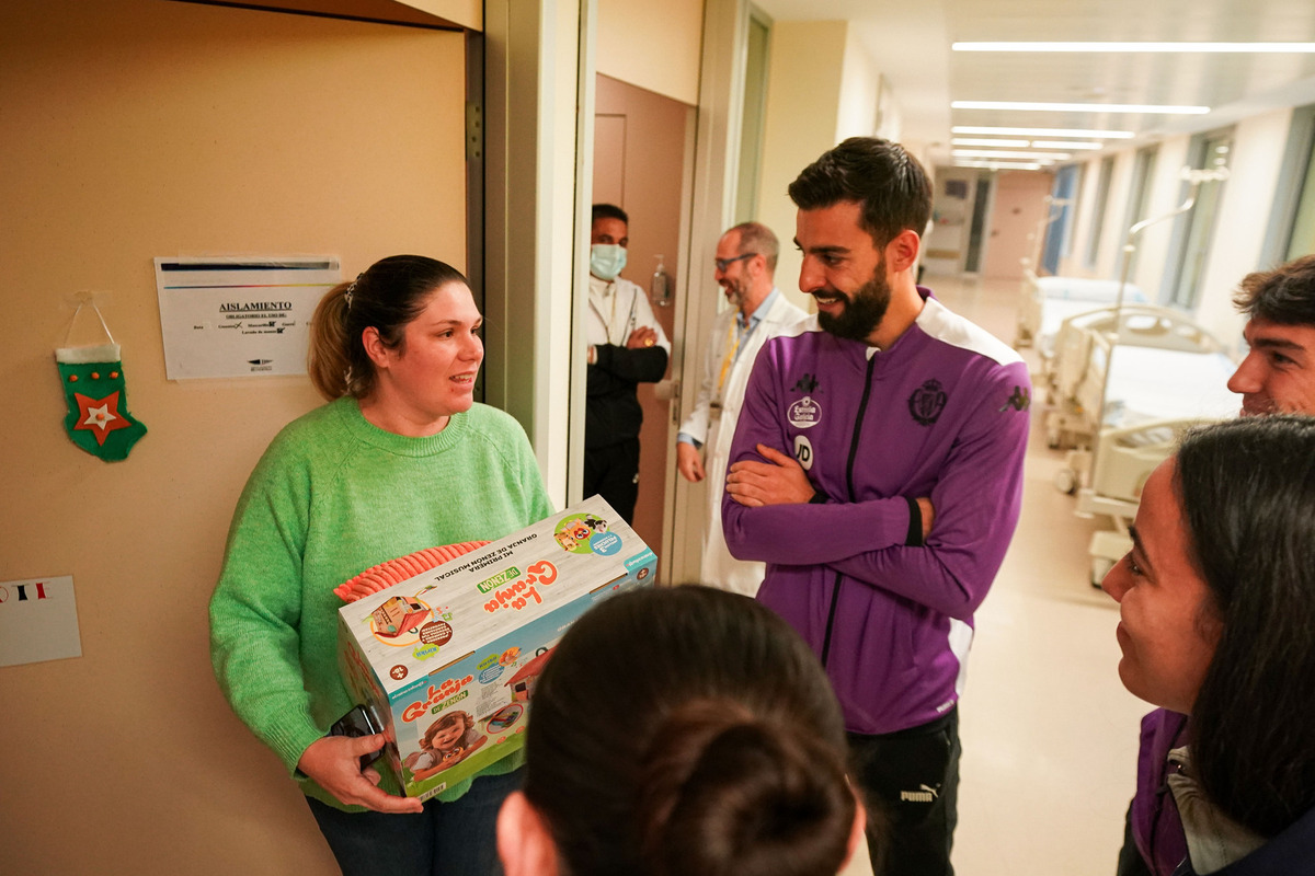 Visita del Real Valladolid a los hospitales de la ciudad.  / REALVALLADOLID.ES