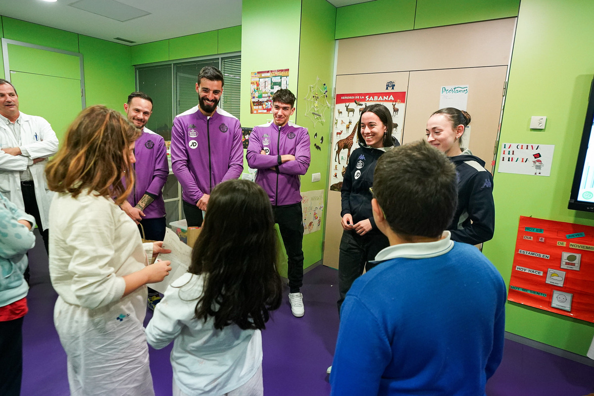 Visita del Real Valladolid a los hospitales de la ciudad.  / REALVALLADOLID.ES