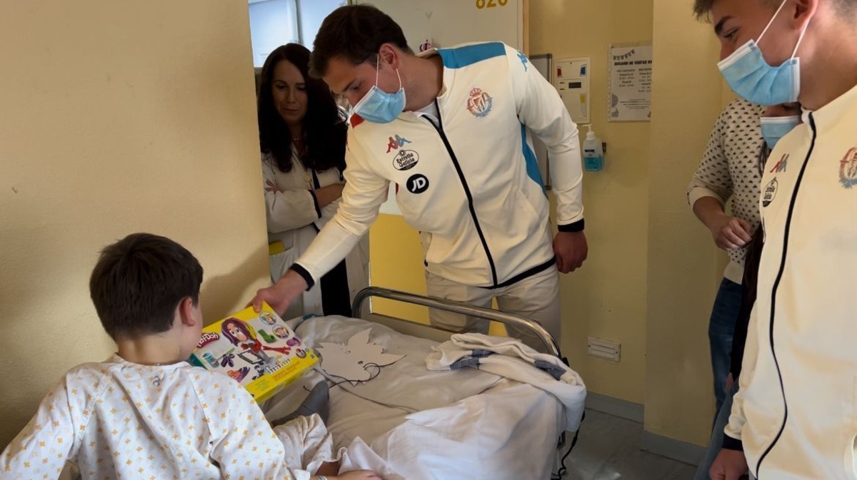 Visita del Real Valladolid a los hospitales de la ciudad.  / REALVALLADOLID.ES