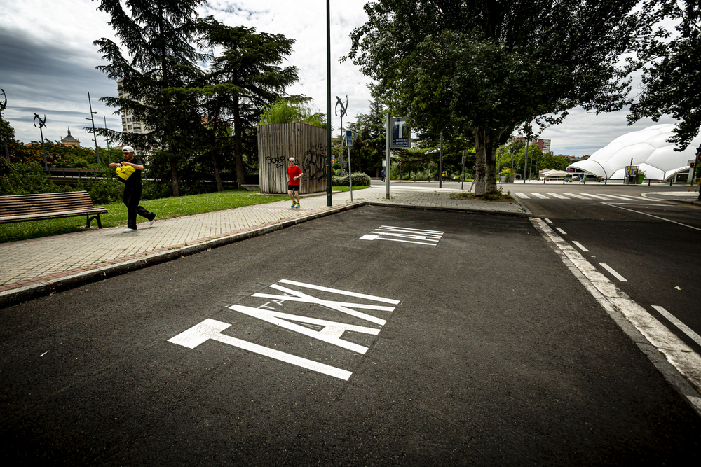 Parada de taxi sin vehículos en la ciudad. 