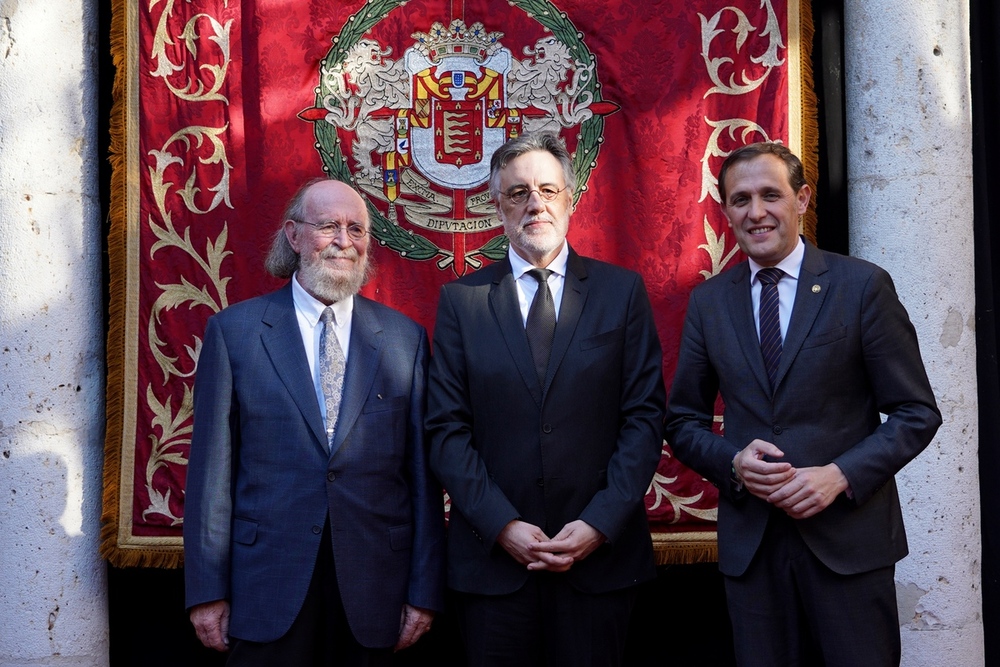 El pianista Diego Fernández Magdaleno (c), junto al etnógrafo Joaquín Díaz (i) y el presidente de la Diputación, Conrado Íscar.