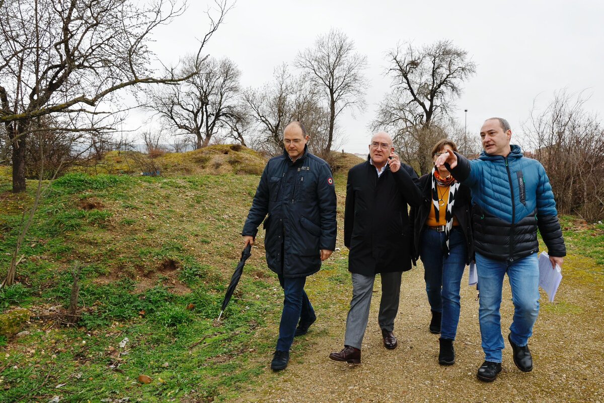 El alcalde de Valladolid visita la zona en la que se ejecutará la Reserva biológica-urbana ‘El Tomillo’  / AYUNTAMIENTO DE VALLADOLID