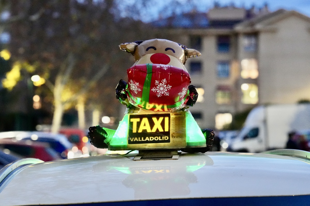 Cabalgata Solidaria Abuelitos 2024 de los taxistas de Valladolid.  / R. VALTERO ICAL